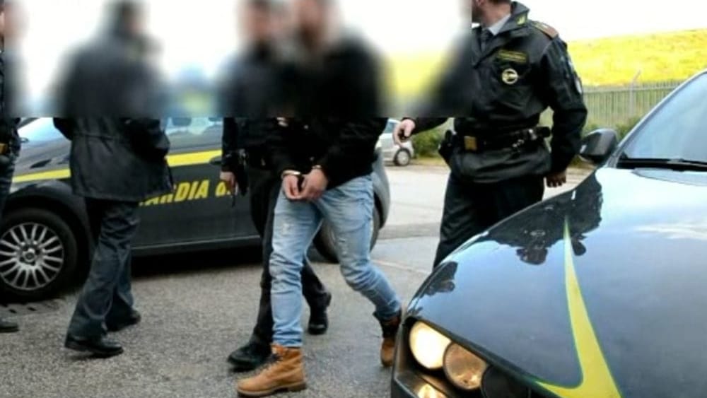 Titoli Falsi Potenza Arresti Guardia Di Finanza