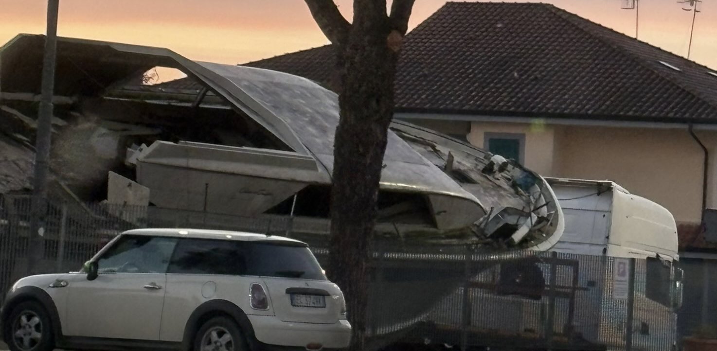 Varcaturo, tragedia sfiorata: barca cade da un camion e blocca il traffico