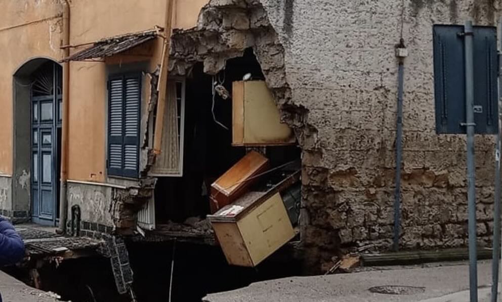 Cardito: voragine in strada e crollo della facciata di un palazzo, famiglie sgomberate