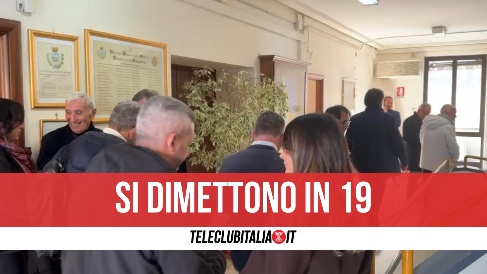 Giugliano, finisce l’era Pirozzi: 19 consiglieri si dimettono per andare a elezioni in primavera