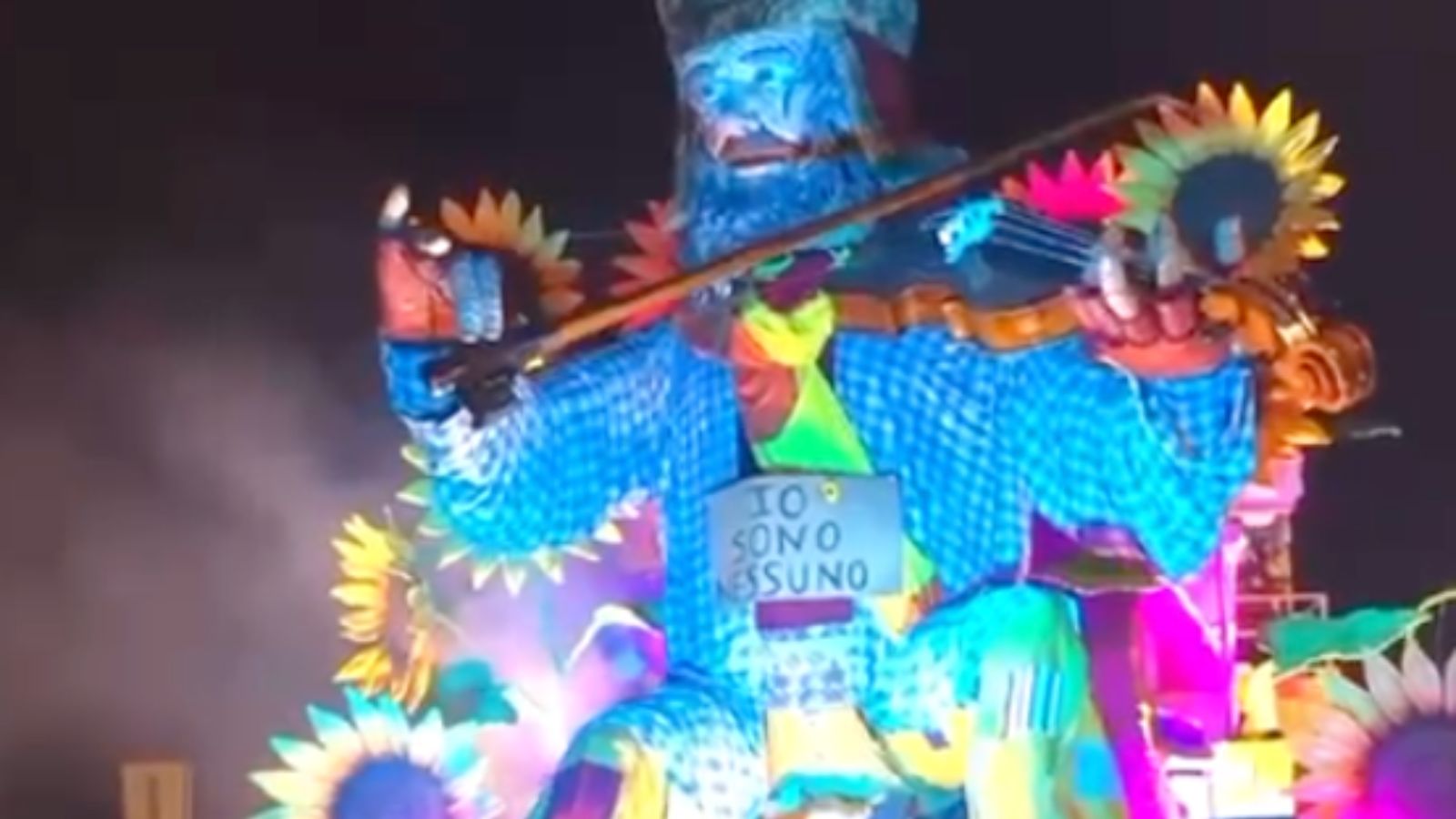 Carnevale, le sfilate degli istituti "Mille Colori" di Cesa e "La Favola" di Aversa