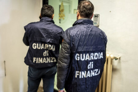 Guardia Di Finanza Arresto Frignano Sigarette