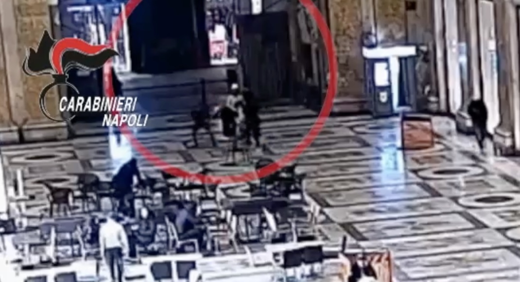 Napoli, scippò 85enne in Galleria Umberto rischiando di ucciderla: rapinatore arrestato