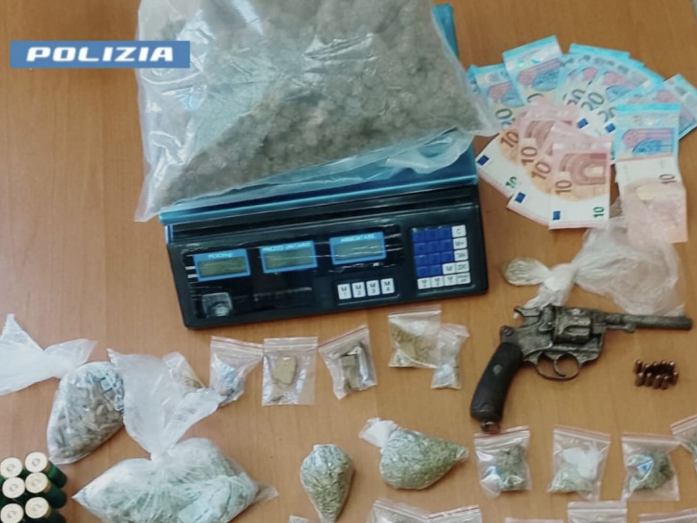 Secondigliano, arrestato 26enne per armi e droga: sequestrato un chilo di stupefacenti