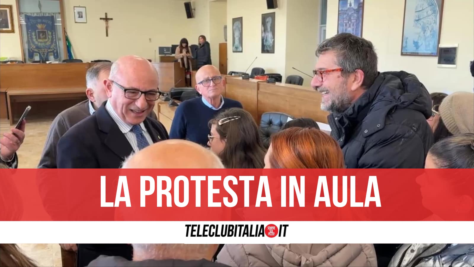 Aversa, tensione in consiglio comunale: seduta interrotta da protesta delle mamme della Parente