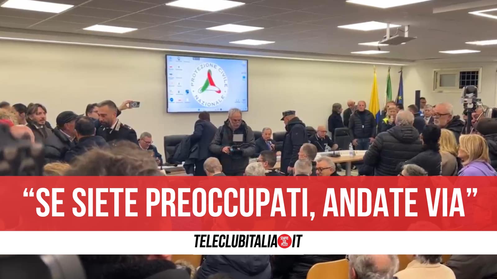 Incontro su crisi bradisismica a Pozzuoli: le istituzioni rassicurano ma la folla protesta