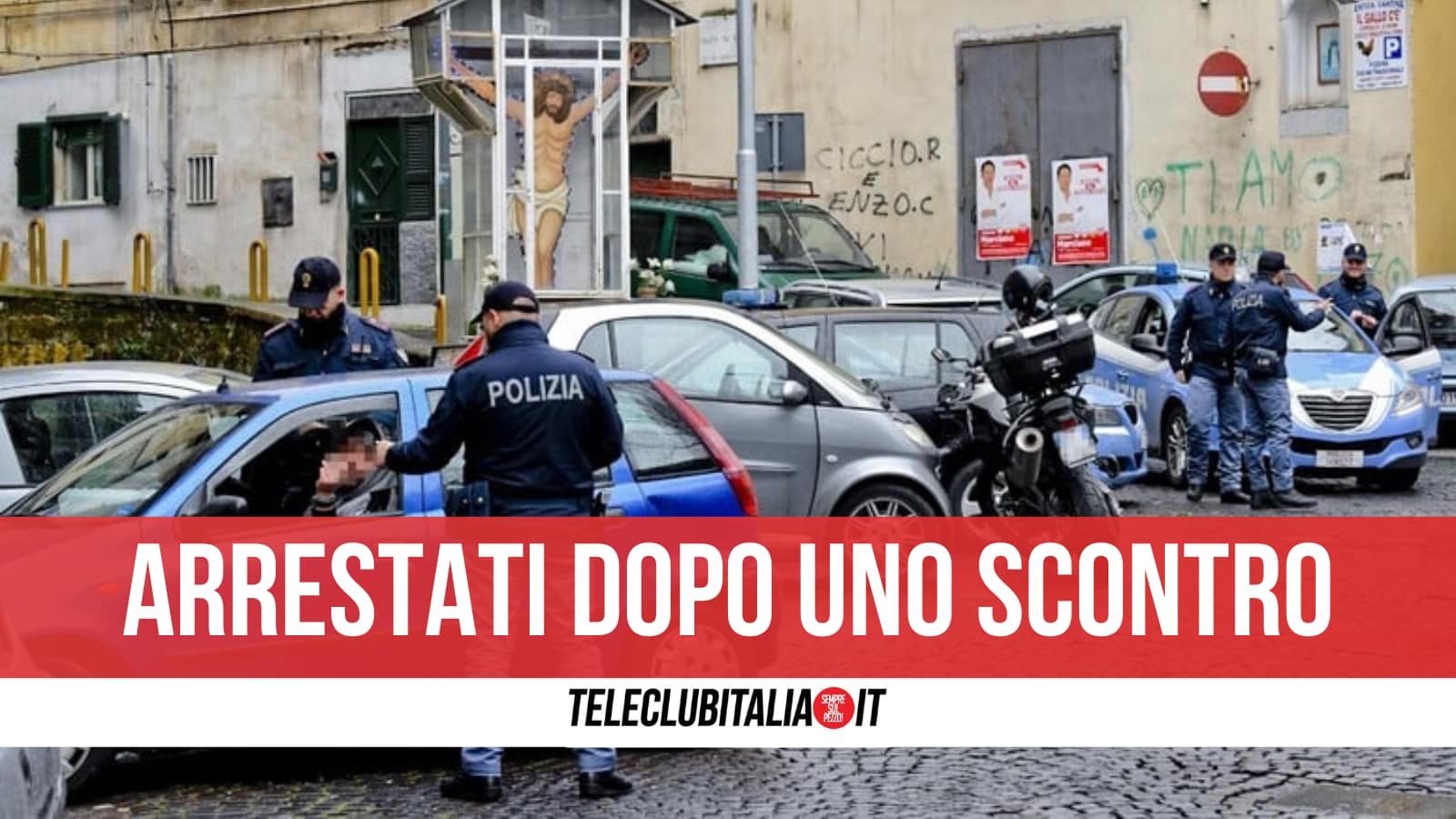 Napoli, vedono i poliziotti e impugnano una pistola: arrestati tre giovanissimi