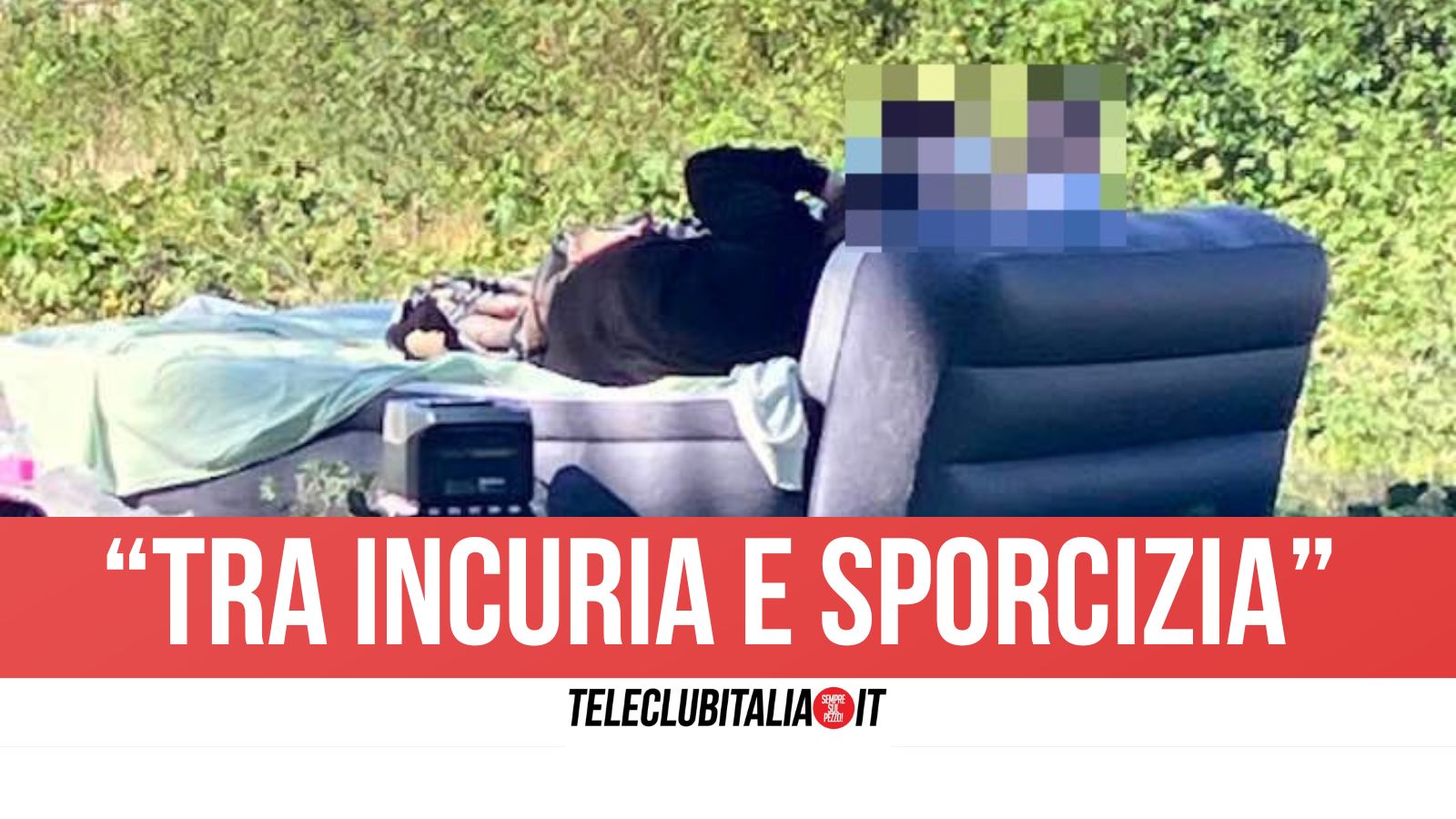 Aversa, letto gonfiabile nell’aiuola del Parco Pozzi: la denuncia di un cittadino