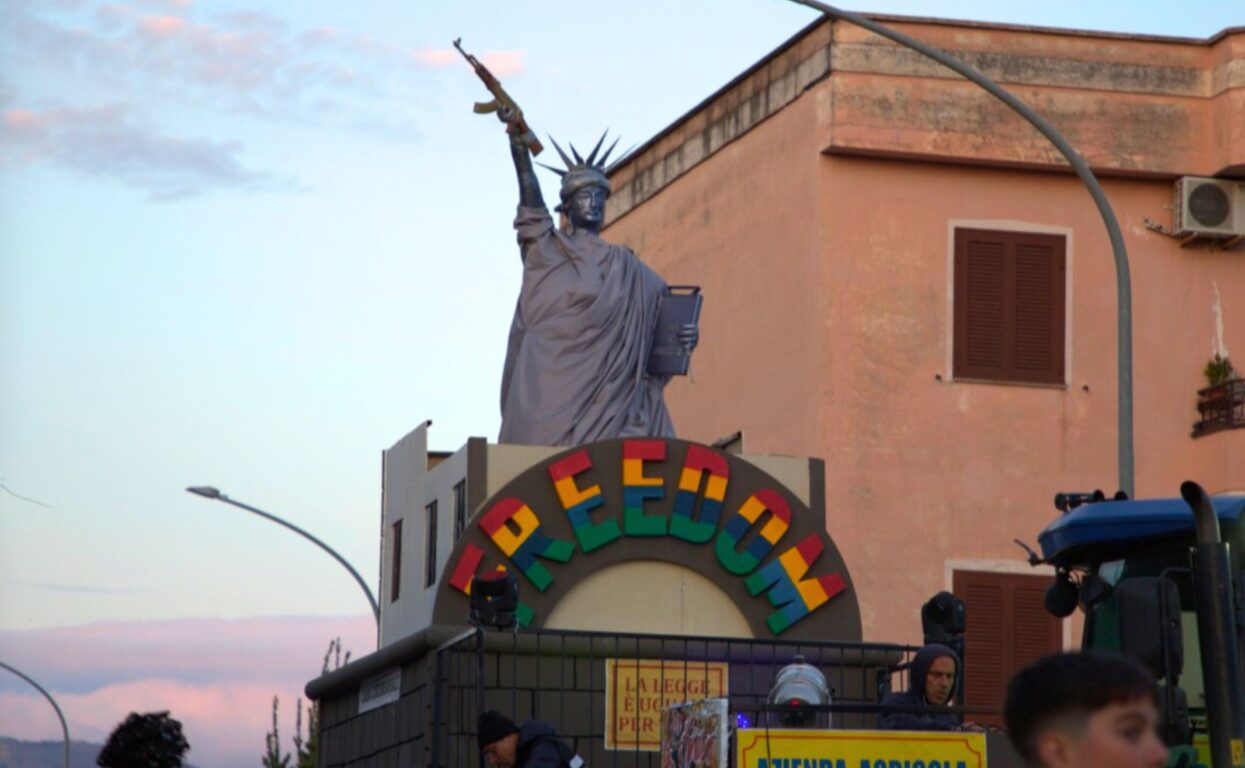 Carnevale Acerra Carro Detenuti 1 1245x768