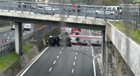 Napoli, autocisterna carica di carburante si ribalta: chiusa Tangenziale