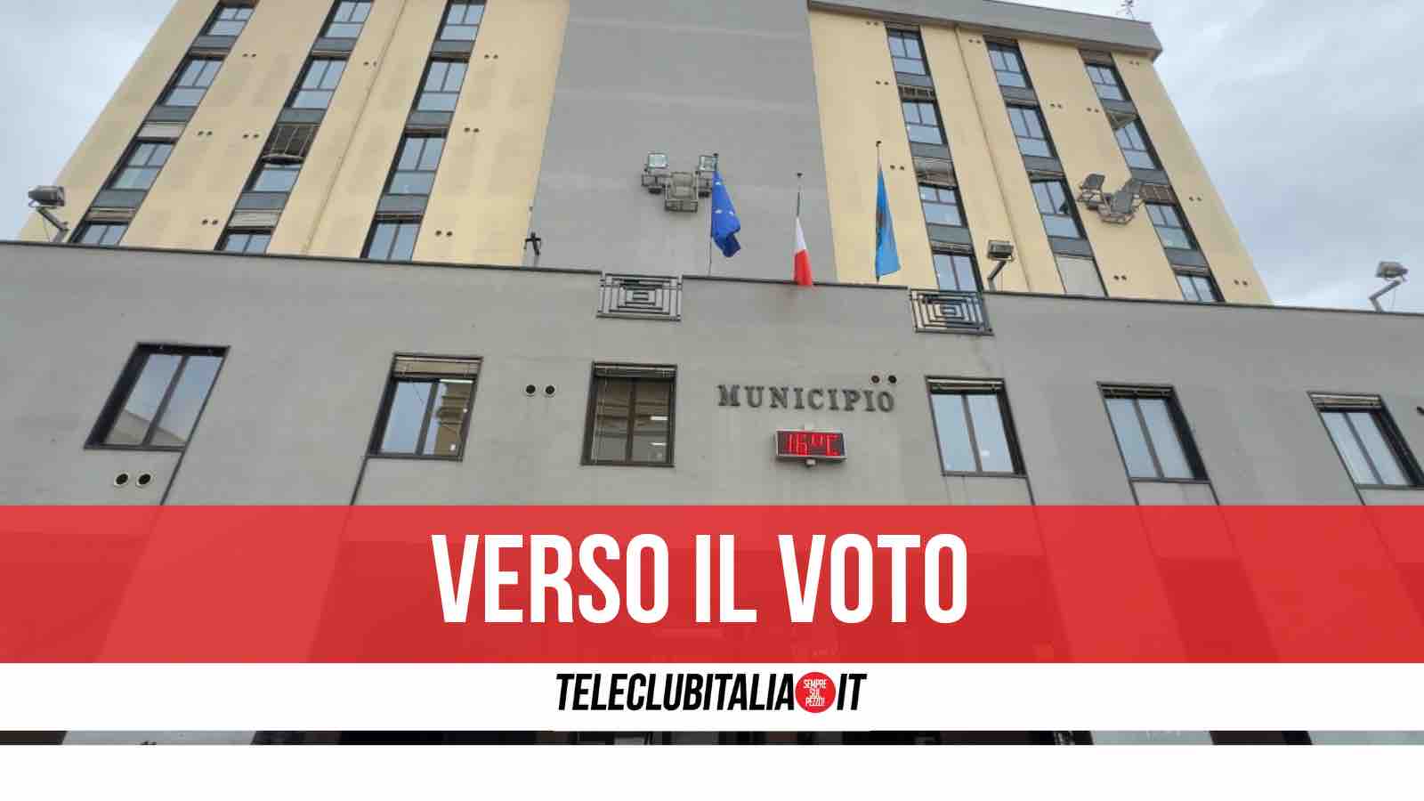 Elezioni a Giugliano, centrodestra frena dopo fuga di Fdi. M5s in bilico per il simbolo