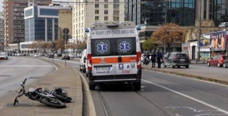 Grave incidente in via Marina: ciclista investito da un'ambulanza