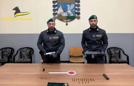 Napoli, armi da guerra al Centro Direzionale: due arresti della Guardia di Finanza