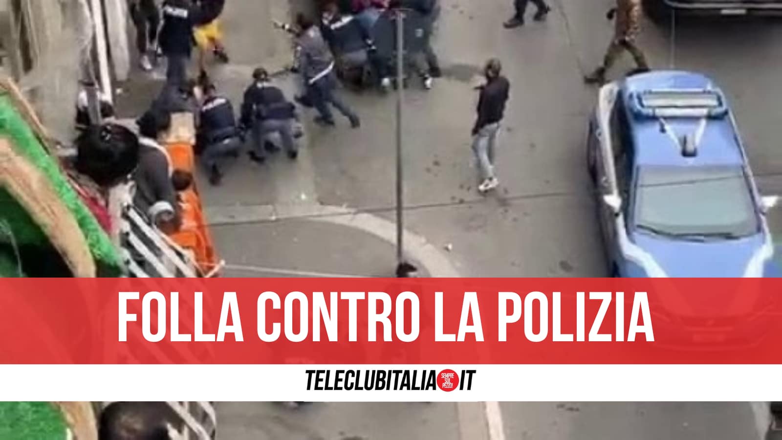 Napoli, poliziotti accerchiati dalla folla e aggrediti a calci e pugni: arrestati due fratelli