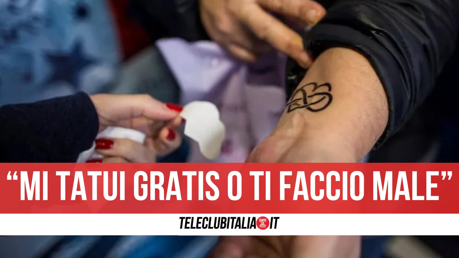 Lettere, lo costringe a fargli 5 tatuaggi gratis e poi lo prende a botte: misura per un 17enne